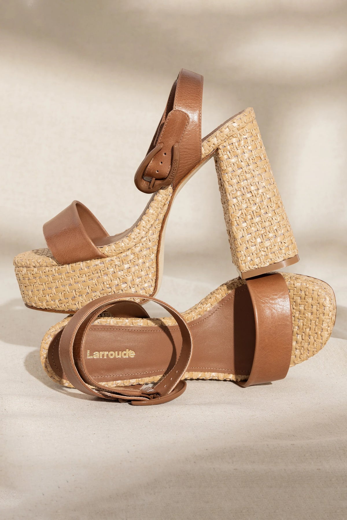 Sandália Dolly Verona Ráfia Natural e Couro Caramelo